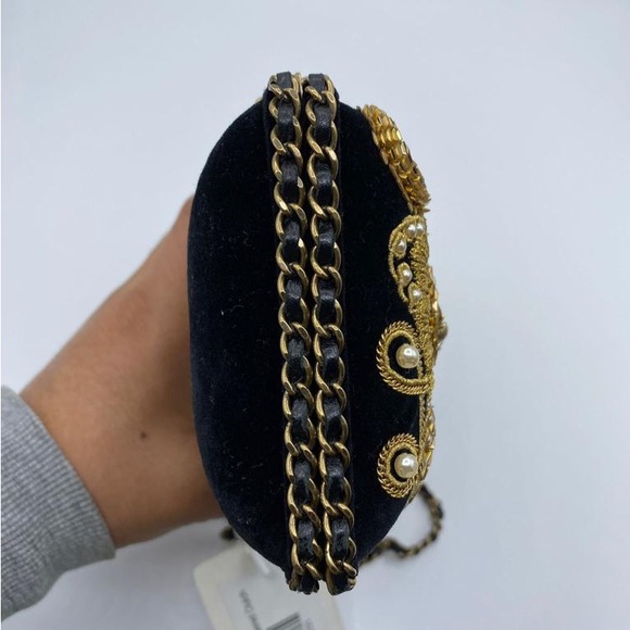 CHANEL RARE CLUTCH - Picture 6 of 10